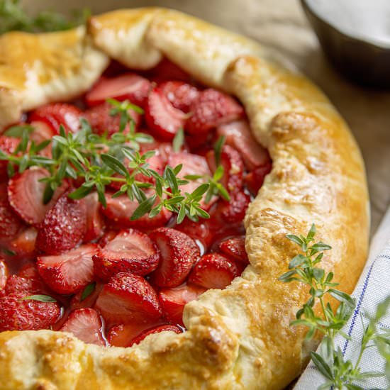 Strawberry Thyme Galette - Recipe photo by 100 Decors