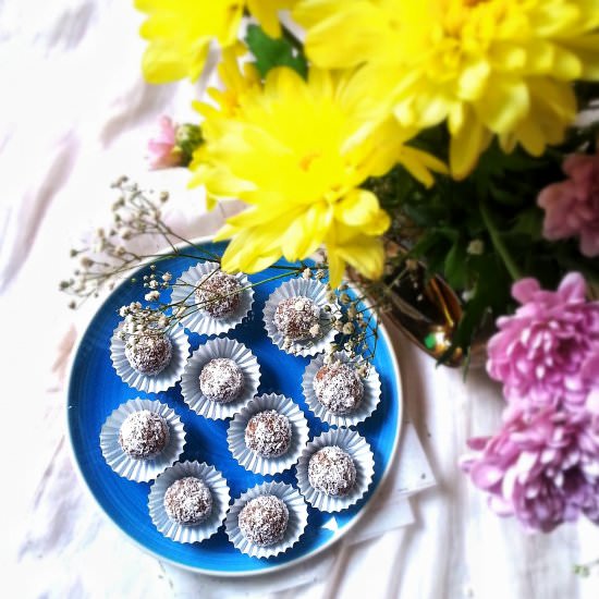 Date and Almonds Energy Bites - Recipe photo by Thoughts Over Chai