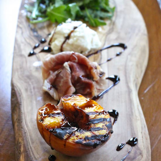 Grilled Peaches with Burrata - Recipe photo by the organic kitchen