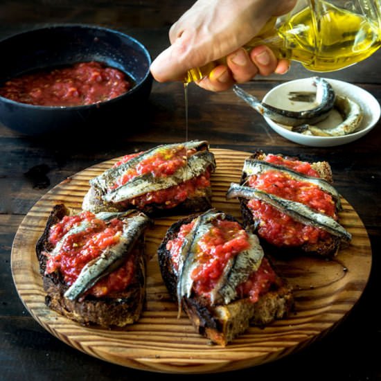 Bread with Tomato and Anchovy - Recipe photo by wild greens