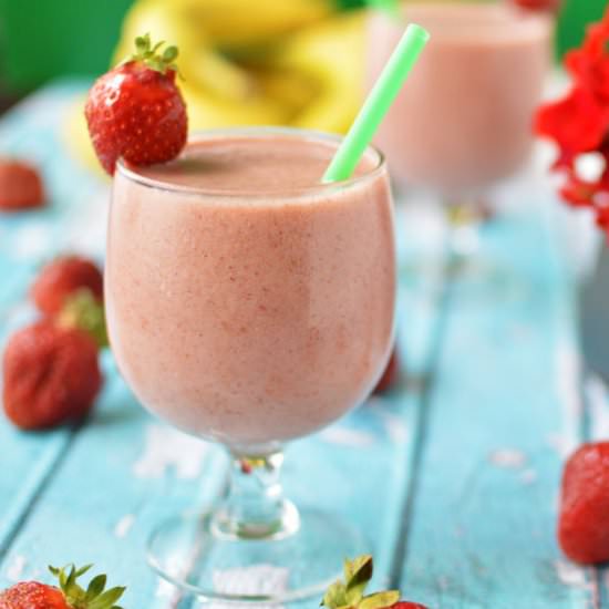 Strawberry Banana Smoothie - Recipe photo by omgfood.com