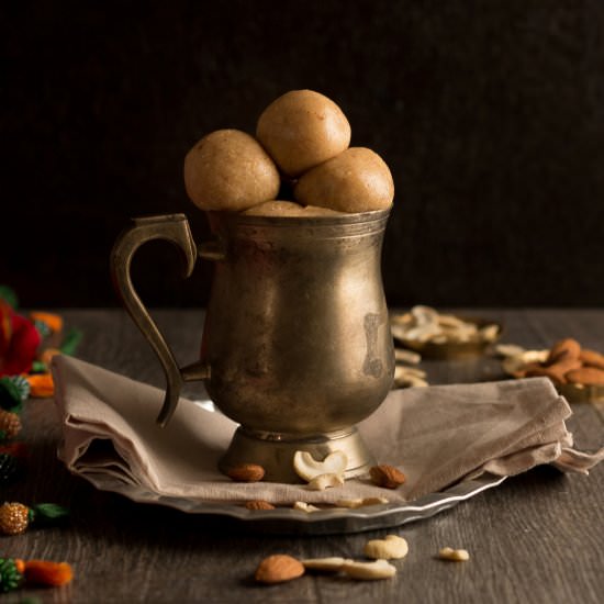 Cashews and Badam Fudge-y Balls - Recipe photo by currytrail