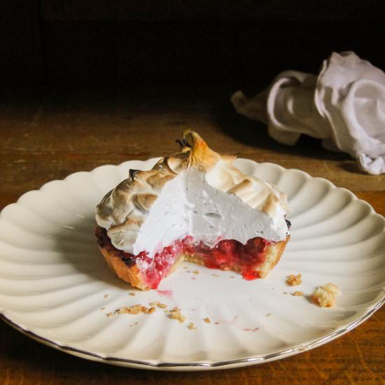 Red currant meringue tartlets - Recipe photo by sabine@mamangerie