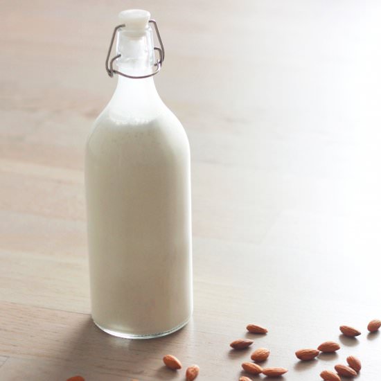How to make almond milk - Recipe photo by Yukitchen