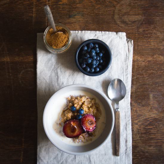 Multigrain porridge with plums - Recipe photo by cashewkitchen