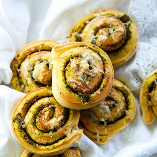 Kale Pesto Bread Rolls - Recipe photo by littlebigh