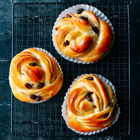 Cinnamon Raisin Buns - Recipe photo by thewoksoflife
