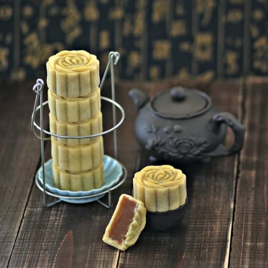 Taiwanese Style Lotus Mooncakes - Recipe photo by Anncoo