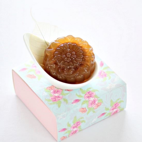 Date Lotus Jelly Mooncake - Recipe photo by Anncoo