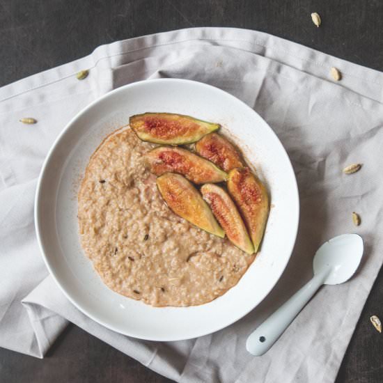 Spiced porridge with stewed fruits - Recipe photo by JuYogi