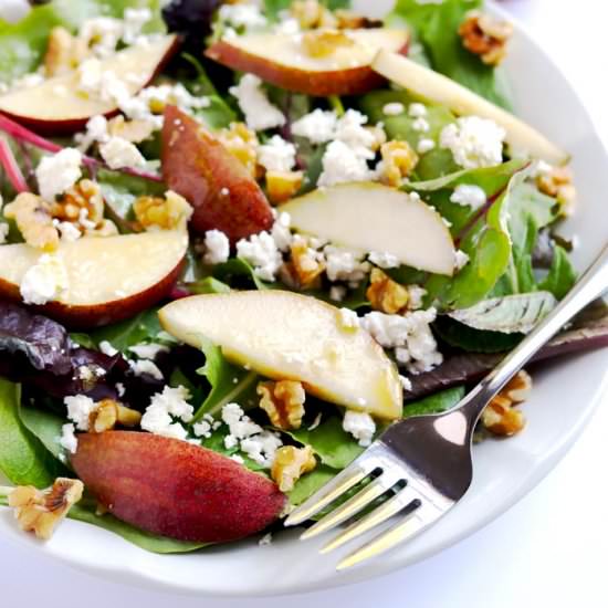 Pear, goat cheese and walnut salad - Recipe photo by apinchofhealthy