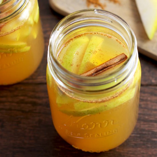 Autumn Pear Sangria - Recipe photo by Lipglosscrayons