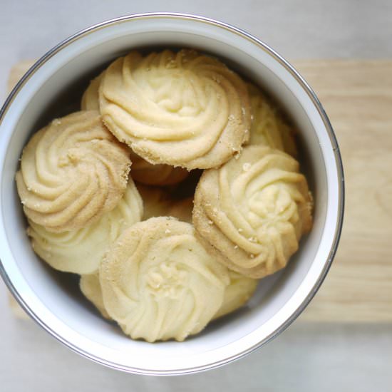 4 Ingredients Piped Butter Cookies - Recipe photo by monoandco