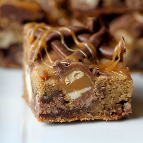 Halloween Candy Bar Blondies - Recipe photo by TheKitchenWhisperer