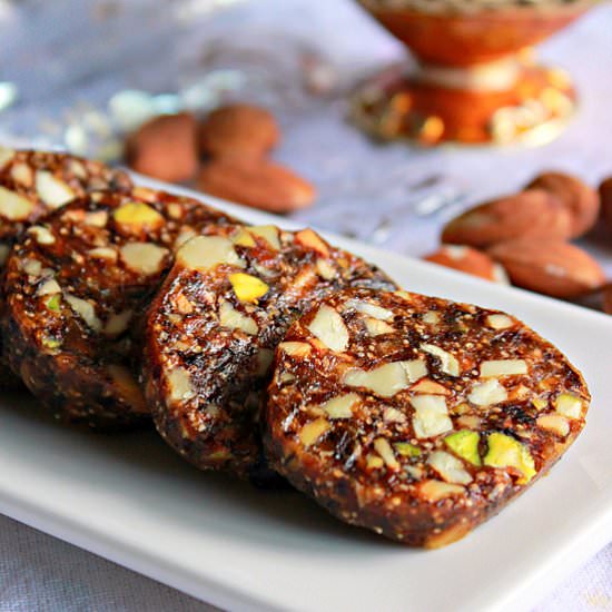Dates And Nuts Roll - Recipe photo by Aromatic Cooking