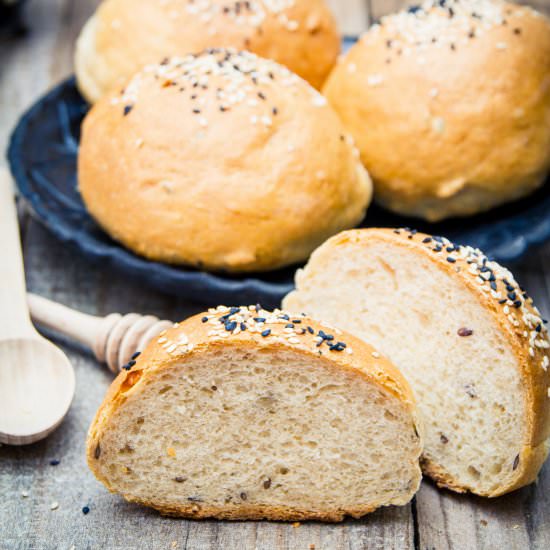 Wholemeal Buns with Seeds - Recipe photo by Licuta Marin