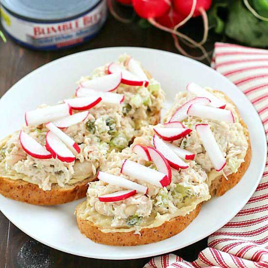 Mediterranean Hummus Tuna Sandwich - Recipe photo by yummyhealthyeasy