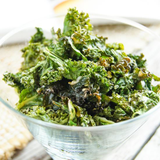 Vegan Cheesy Kale Chips - Recipe photo by GarlicMatters