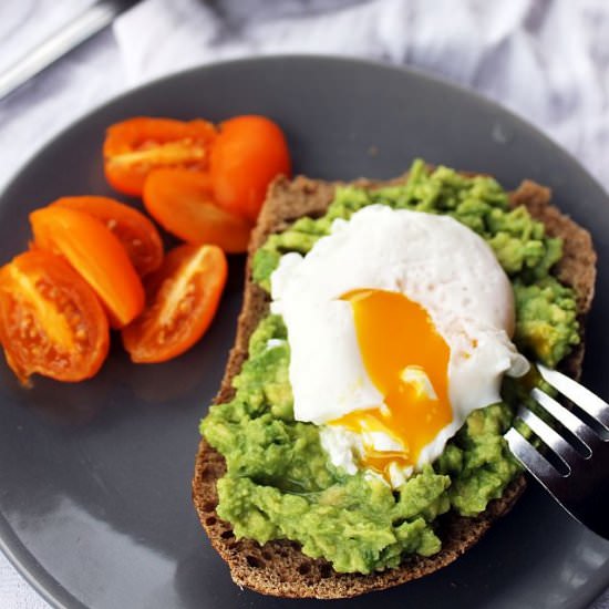 Avocado and poached eggs - Recipe photo by micky apostu