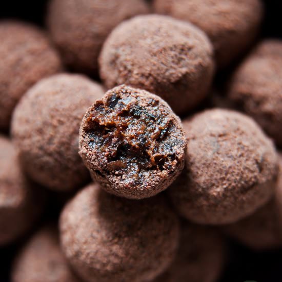 Simple vegan truffles - Recipe photo by FoodPornVeganStyle