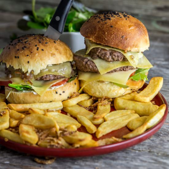 Bacon burger with melting cheese - Recipe photo by Cuisine moi un mouton