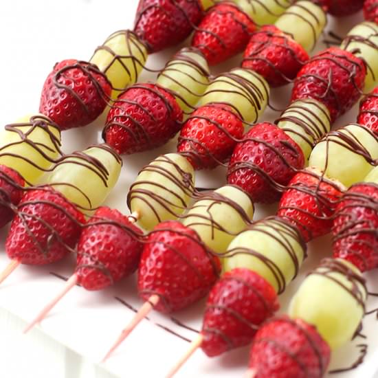 Chocolate Drizzled X-Mas Skewers - Recipe photo by TheHealthyMaven