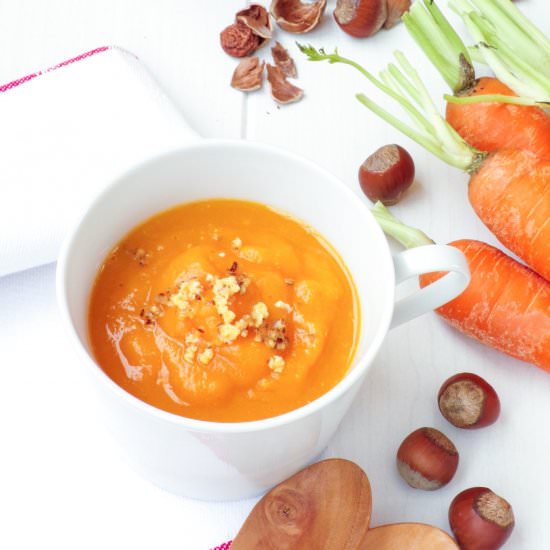 Cream of Carrot Soup with Hazelnuts - Recipe photo by deandarporcasa