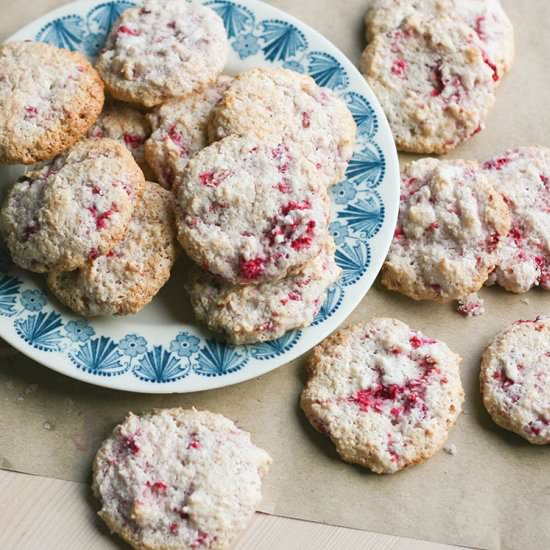Raspberry coconut macaroons - Recipe photo by Maikki @ Maikin mokomin