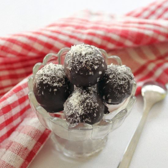 Chocolate Coconut Balls/Ladoos - Recipe photo by vegrecipeworld