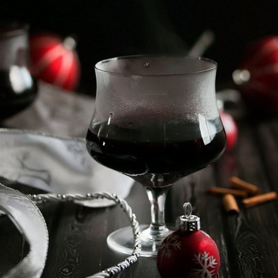 Mulled Wine with Chocolate Liqueur - Recipe photo by Cooks With Cocktails