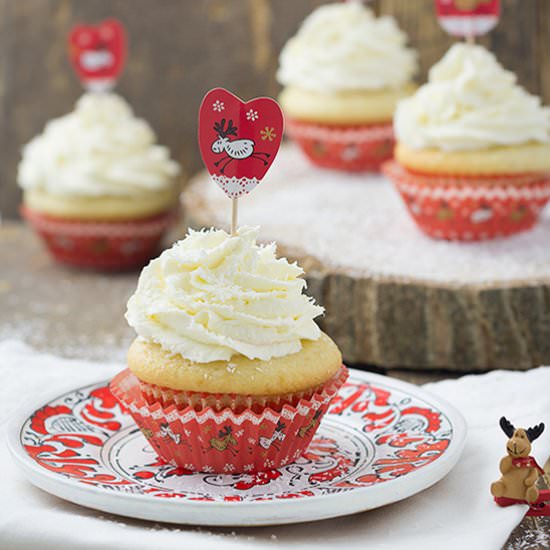 Coconut Flakes Cupcakes - Recipe photo by Briose de Acasa