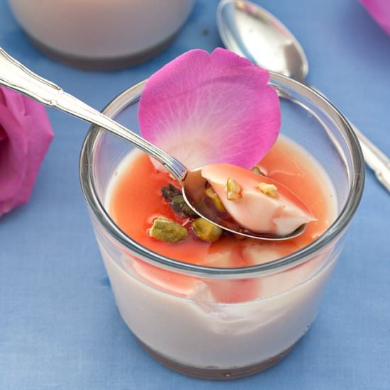 Rose Panna Cotta - Recipe photo by manusmenu
