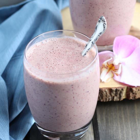 Kale and Berry Yogurt Smoothie - Recipe photo by 3 Yummy Tummies