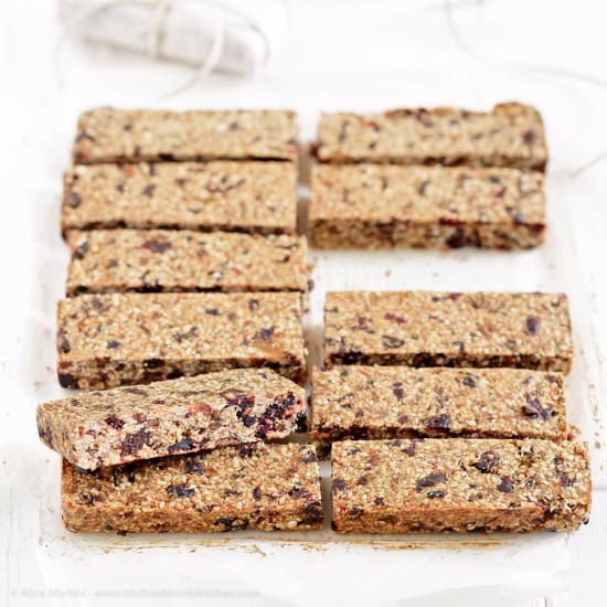 Date, red fruit and cacao nibs bar - Recipe photo by Azabel