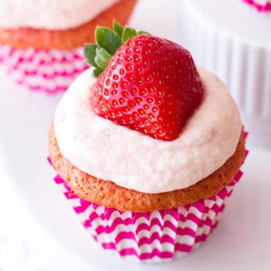 Strawberries and Cream Cupcakes - Recipe photo by a latte food