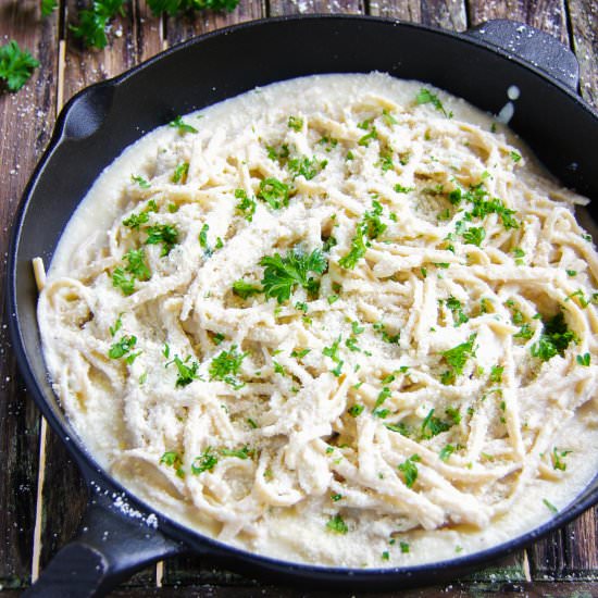 SKINNY CREAMY CAULIFLOWER PASTA - Recipe photo by GarlicMatters