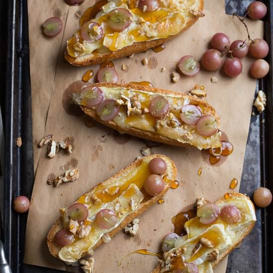 Brie and red grape tar tines - Recipe photo by drizzleanddip