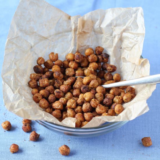 Spicy Oven Roasted Chickpeas - Recipe photo by Snacktothefuture