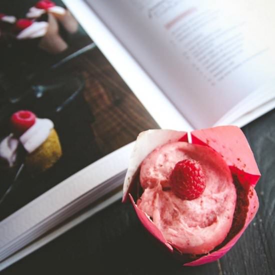Roasted Raspberry Cupcakes - Recipe photo by Sweetphi