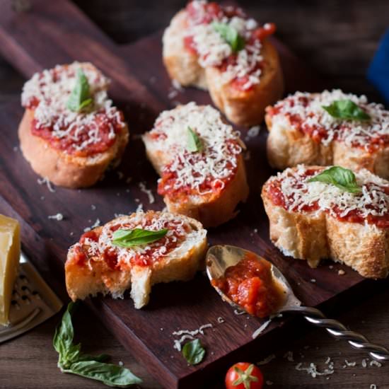 Mozzarella Tomato Bruschetta - Recipe photo by currytrail
