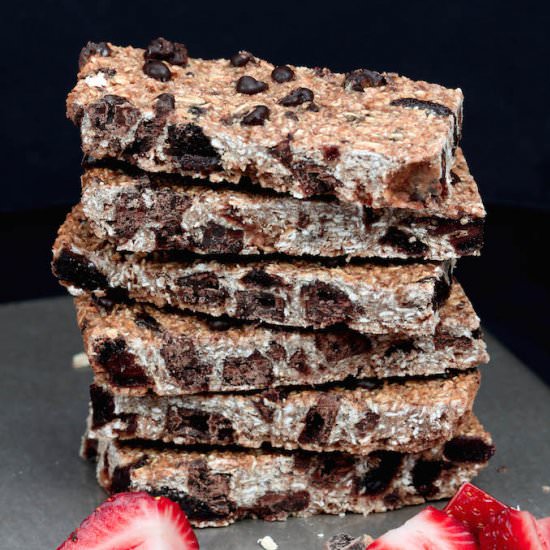 Strawberry Chocolate Granola Bars - Recipe photo by simplysissom