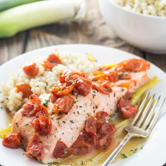 Salmon with Tomatoes and Leeks - Recipe photo by cupcakesandhammers