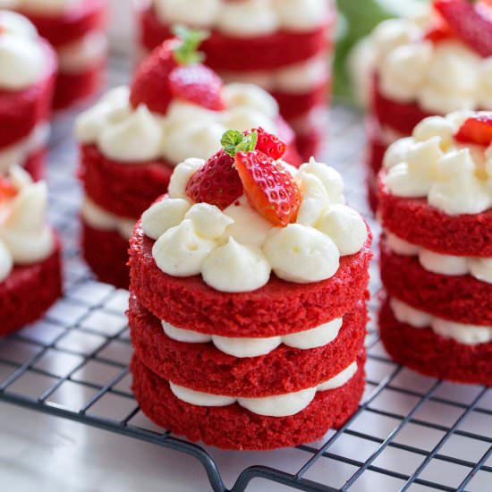 MINI RED VELVET CAKES - Recipe photo by 100 Decors