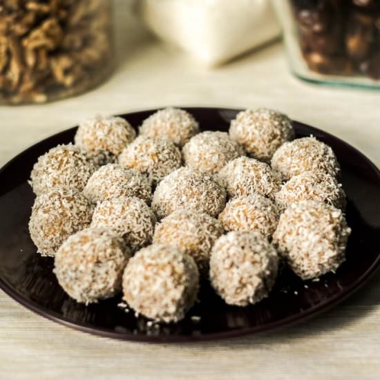 Date Coconut Balls - Recipe photo by HappyGut