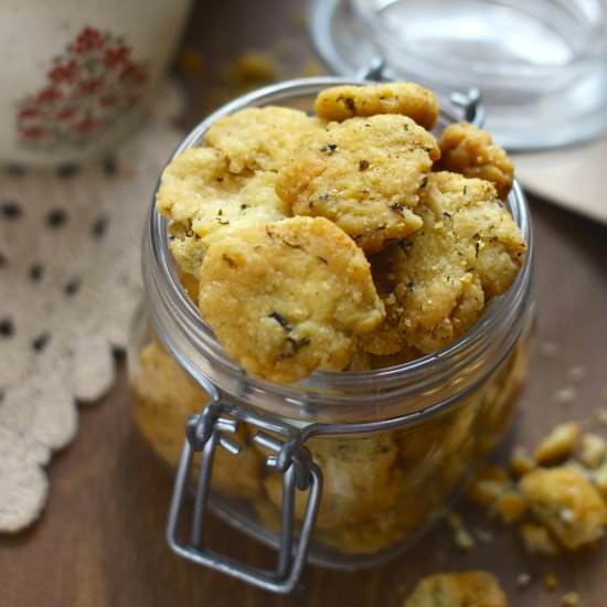 Methi Mathri - Recipe photo by TheUrbanSpice