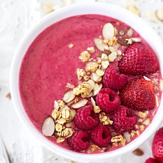 Berry Vanilla Smoothie Bowl - Recipe photo by a latte food