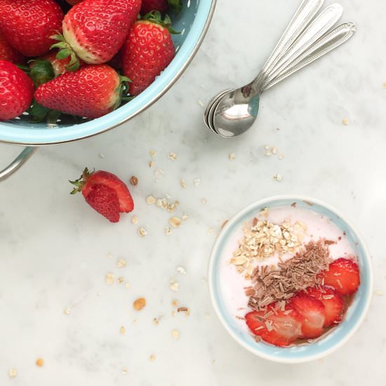 Yogur strawberry chocolate porridge - Recipe photo by deandarporcasa