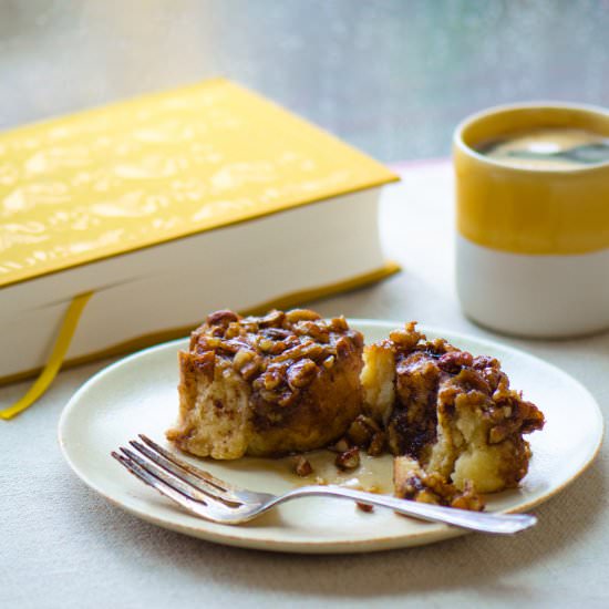 Caramel Pecan Sticky Rolls - Recipe photo by ManyKitchens.com