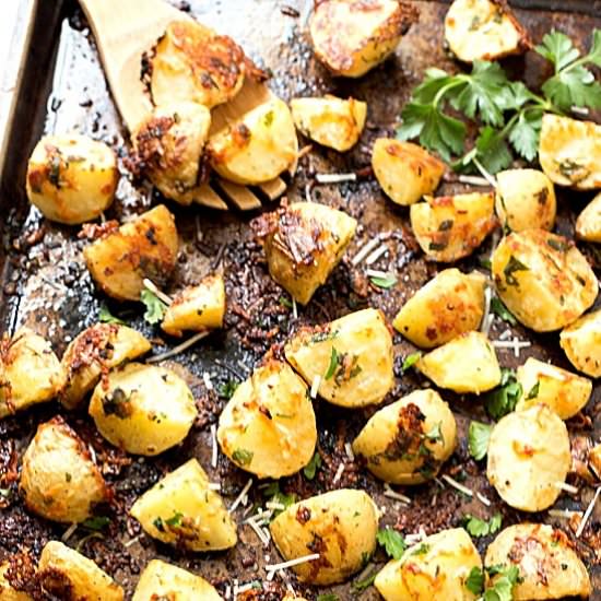 Garlic Parmesan Roasted Potatoes - Recipe photo by galonamission