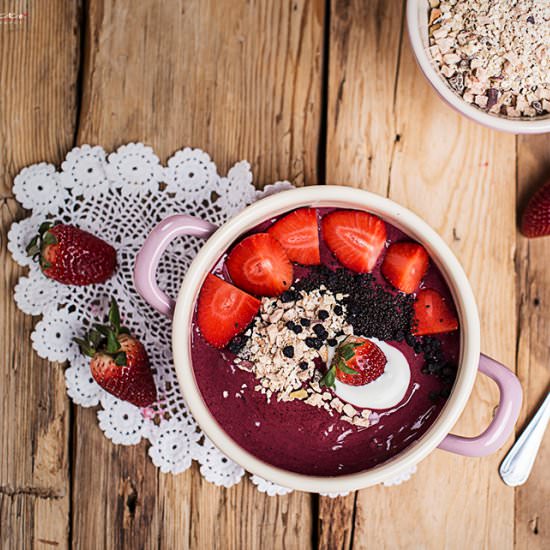 Superfood Smoothie Bowl - Recipe photo by cookingcatrin